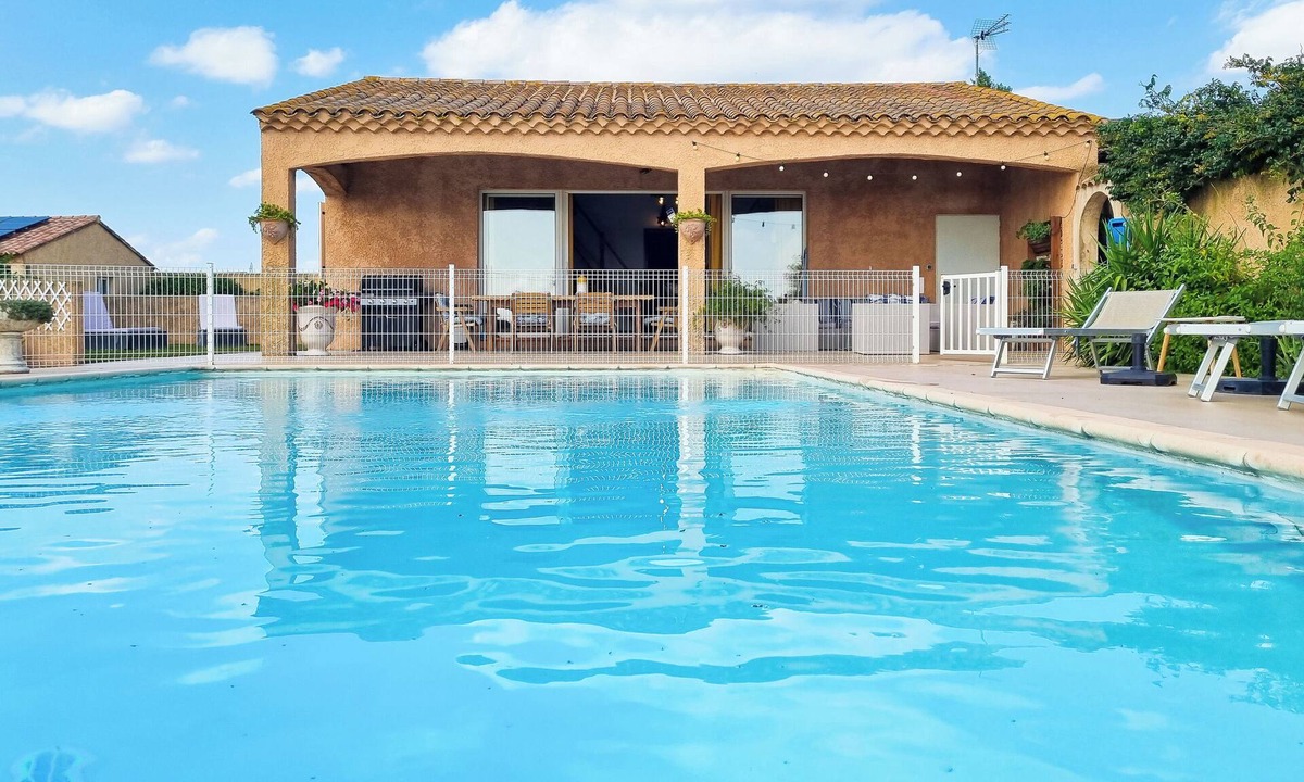 Arles House | 10 kms from Arles in the countryside, 2 double bedrooms + 3 beds, air-conditioned swimming pool.