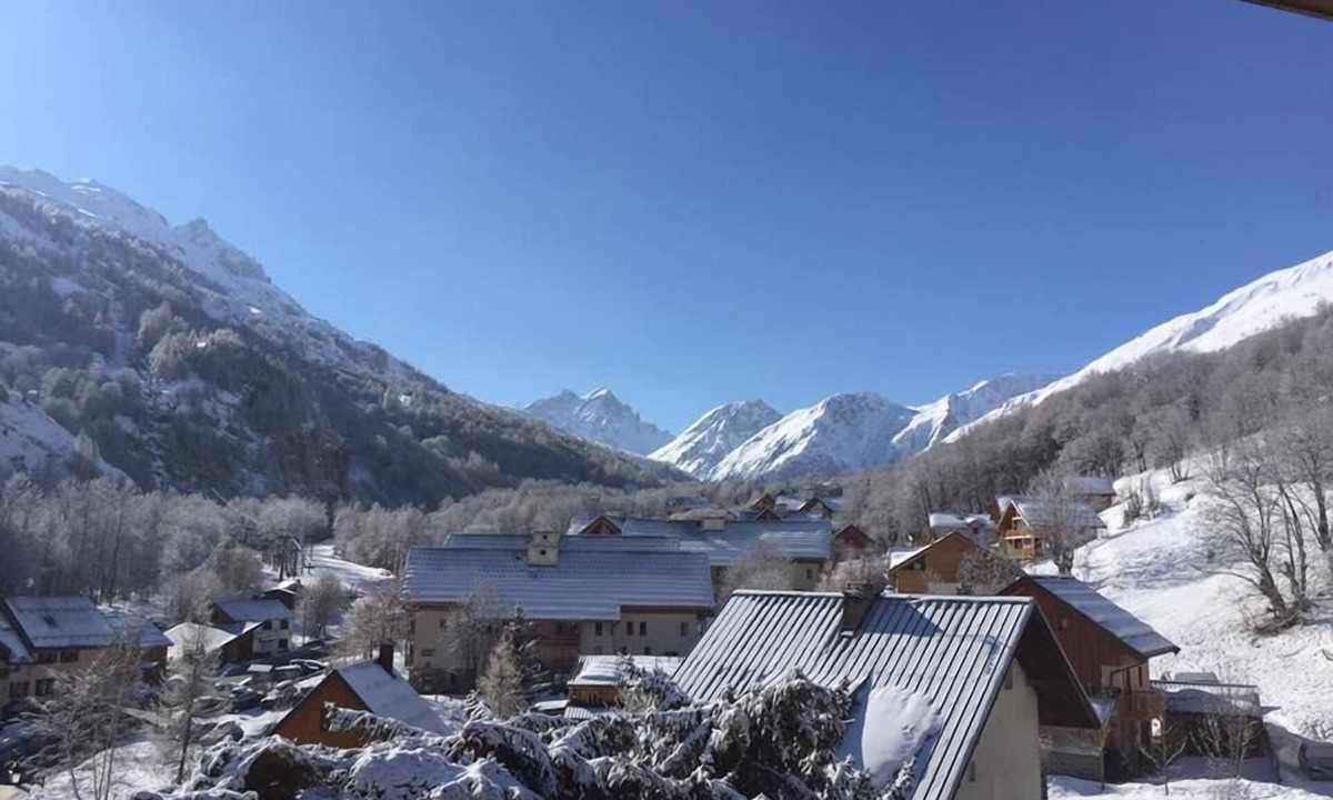 Valloire Apartment | 100m from shops, 2nd floor, balcony, parking, tv, ski locker, 30m², Valloire