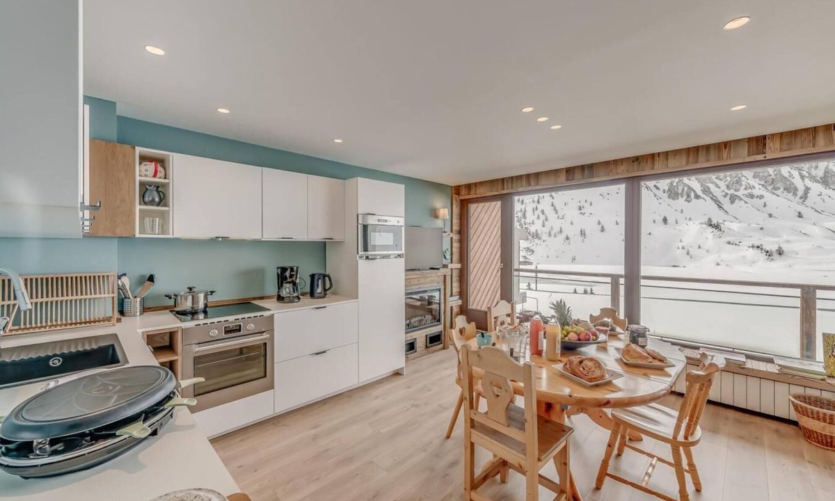 Tignes le Lac Apartment | 100m from shops, 2nd floor, view lake, balcony, tv, ski locker, 60m², Tignes