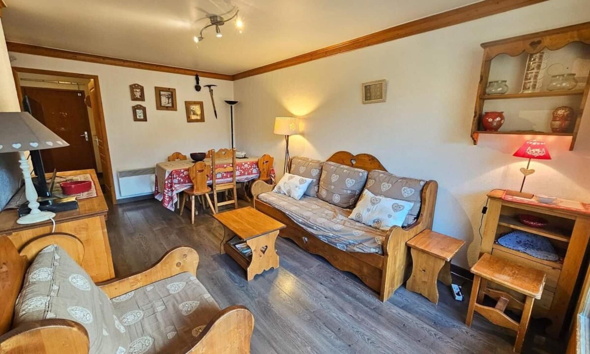Les Bruyeres Apartment | 100m from shops, Ground floor, view mountain, balcony, tv, ski locker, 40m², Les Menuires