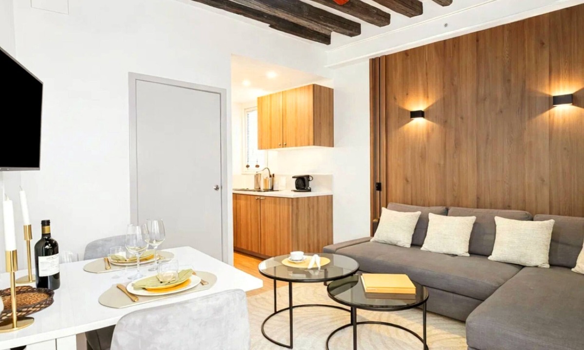 Saint-Merri Apartment | 1632 StMartin