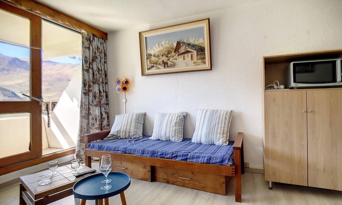 Les Menuires Apartment | 200m from resort center, 5th floor, view ski slopes, balcony, tv, ski locker, 26m², Les Menuires