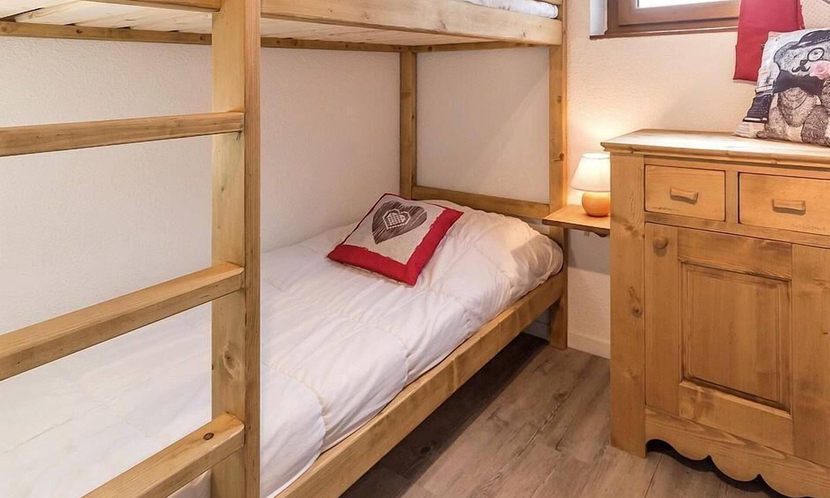 Les Bruyeres Apartment | 200m from resort center, 1st floor, balcony, tv, ski locker, 30m², Les Menuires