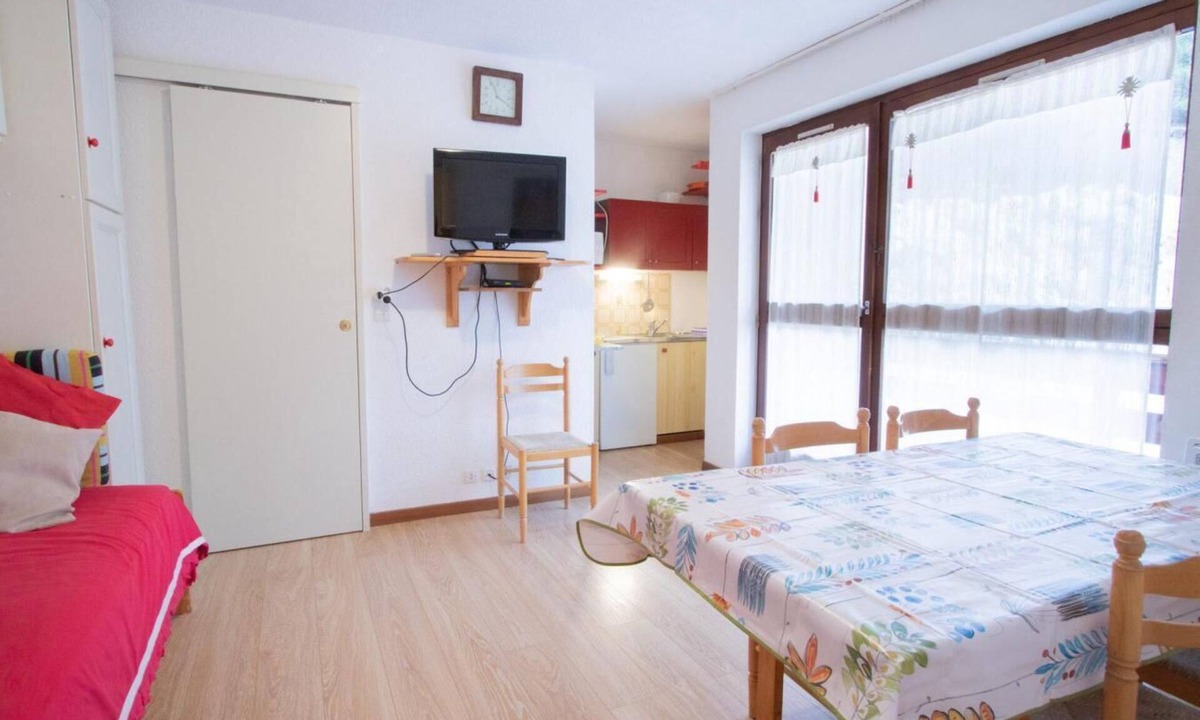 Villarodin-Bourget Apartment | 30m from resort center, 1st floor, balcony, parking, tv, ski locker, 35m², La Norma
