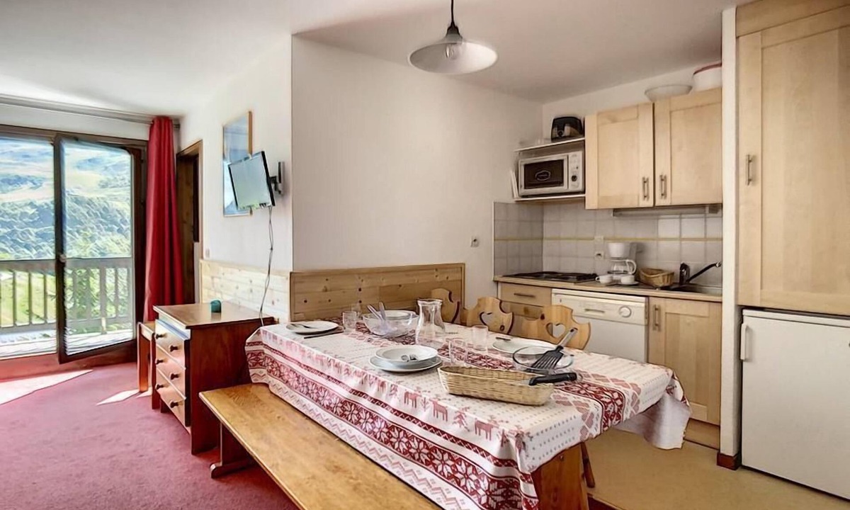 Les Menuires Apartment | 3rd floor, balcony, tv, ski locker, 30m², Les Menuires