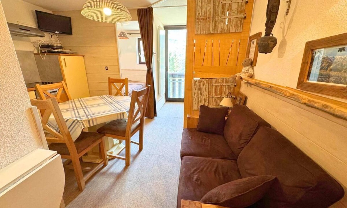 Les Bruyeres Apartment | 50m from shops, 5th floor, tv, ski locker, 26m², Les Menuires