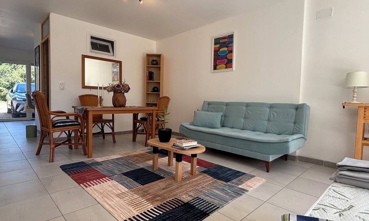 Juvignac Apartment | A lovely, air-conditioned apartment just outside Montpellier. Surrounded by a large garden!