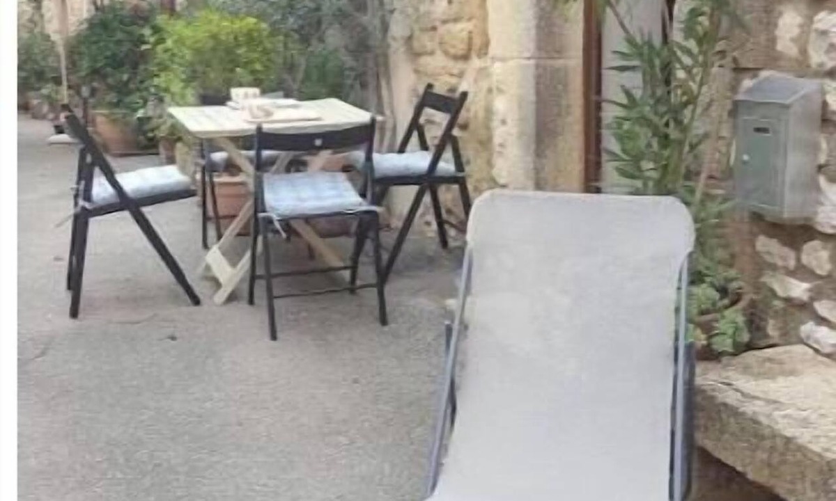 Vedene House | A quiet, authentic Provençal-style house. In the historic center of the village.