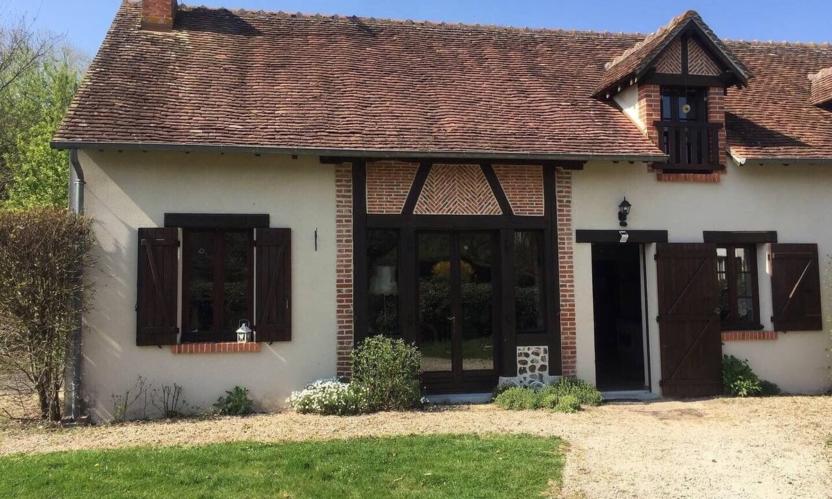 Langon House | A quiet, comfortable Sologne-style vacation rental with a lake and a pool—ideal for families