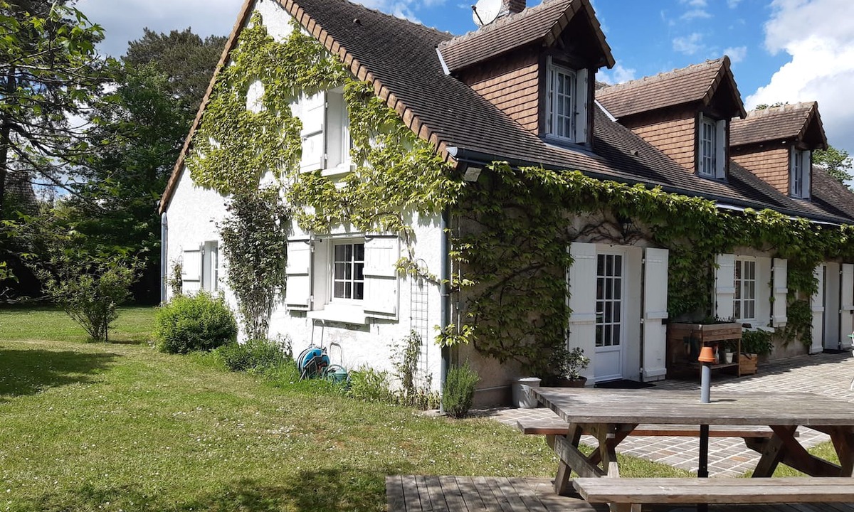 Mesland House | A rustic farmhouse with all the comforts, featuring a tree-lined garden and a pool