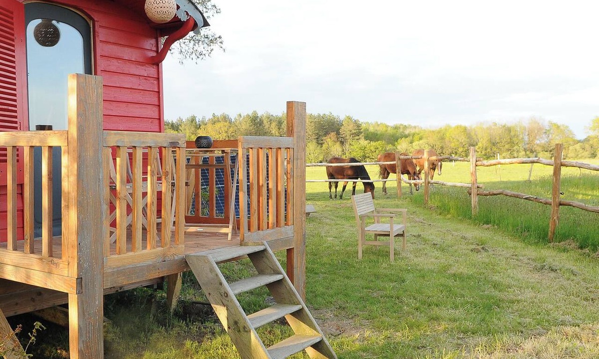 Nivillac Cabin | A rustic trailer in the heart of nature, complete with a sauna