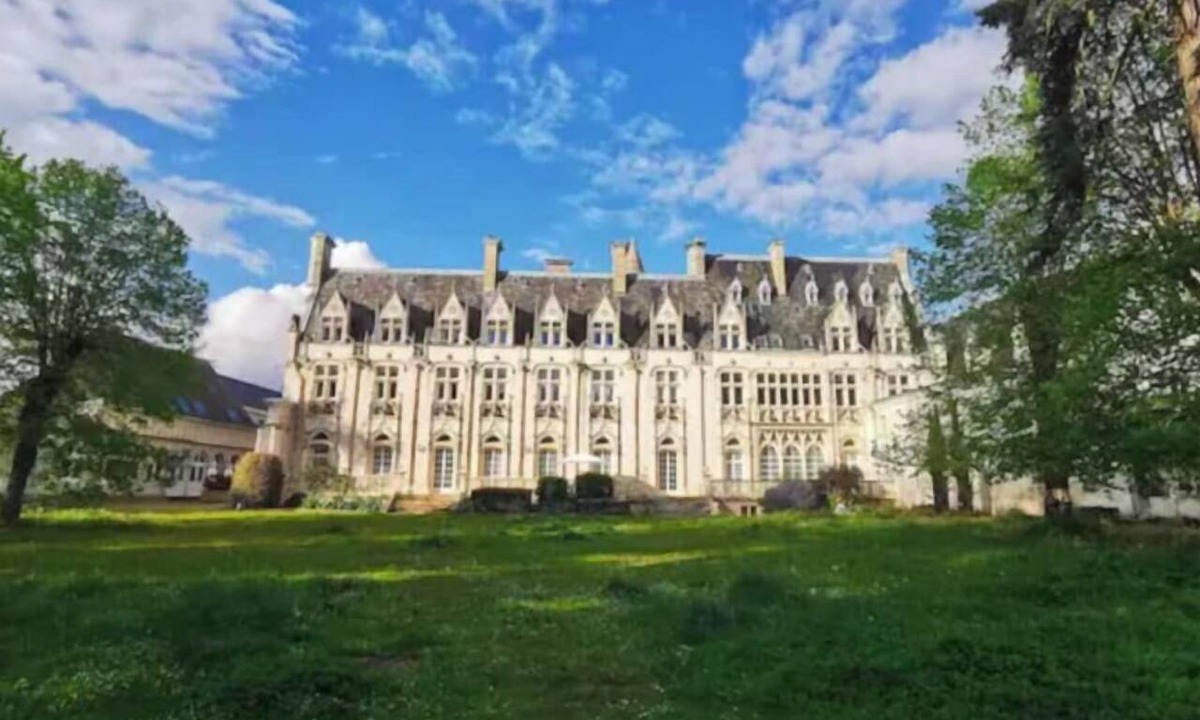 Sud Loire Apartment | An Exceptional Stay in a Castle in Orléans