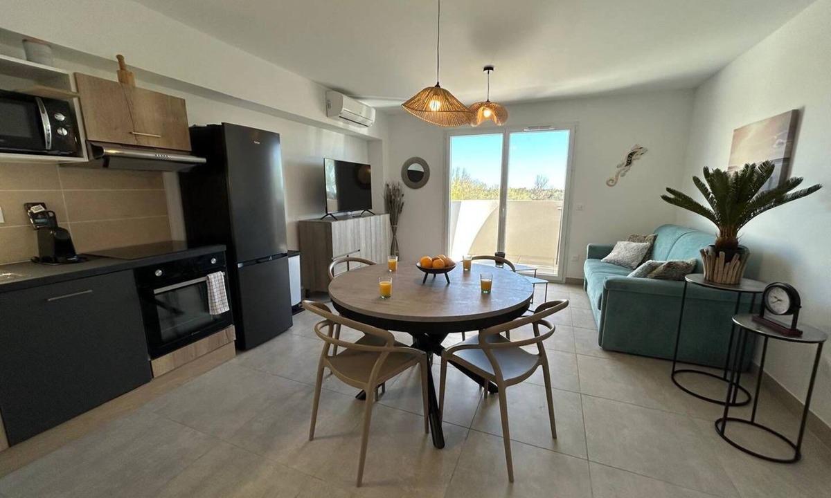 Beziers Apartment | Apartment in residence with swimming pool 400 m from the beach.