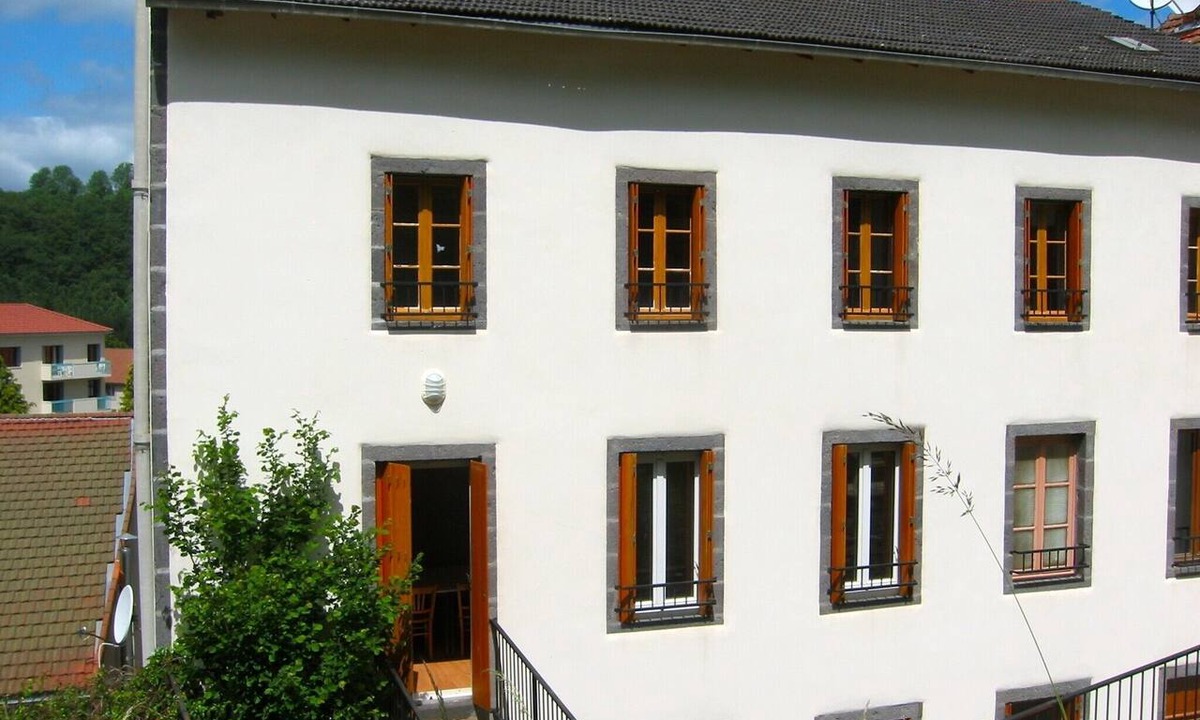 Pontgibaud Apartment | Apartment 'Jusqu'a 8 Couchages' with Private Terrace and Shared Garden