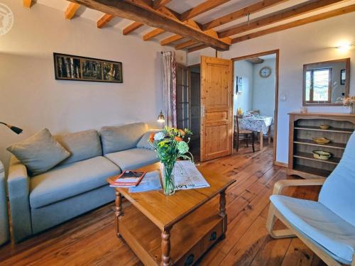 Bellegarde-en-Forez Apartment | Appartement paisible et pratique - 4 pers. - FR-1-496-387