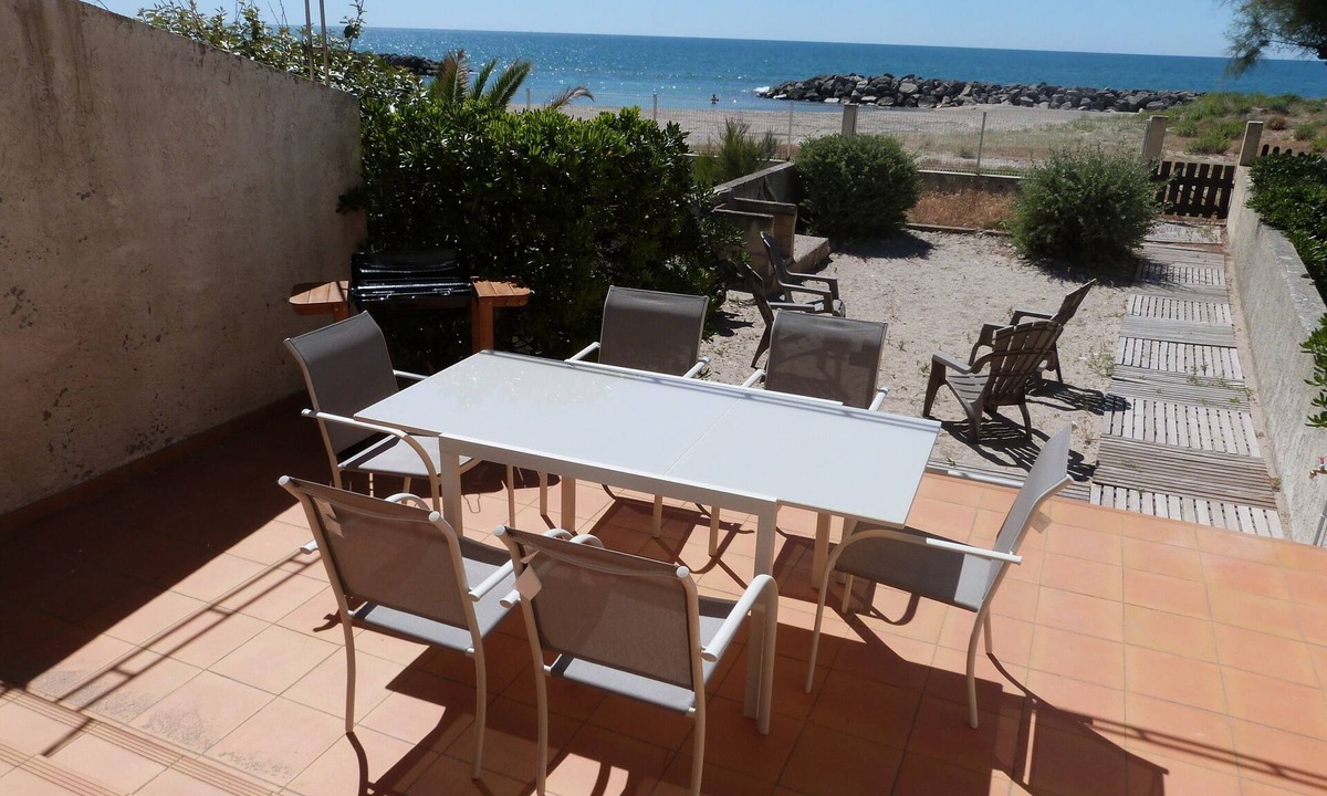 Frontignan Villa | Beachfront villa directly on the beach