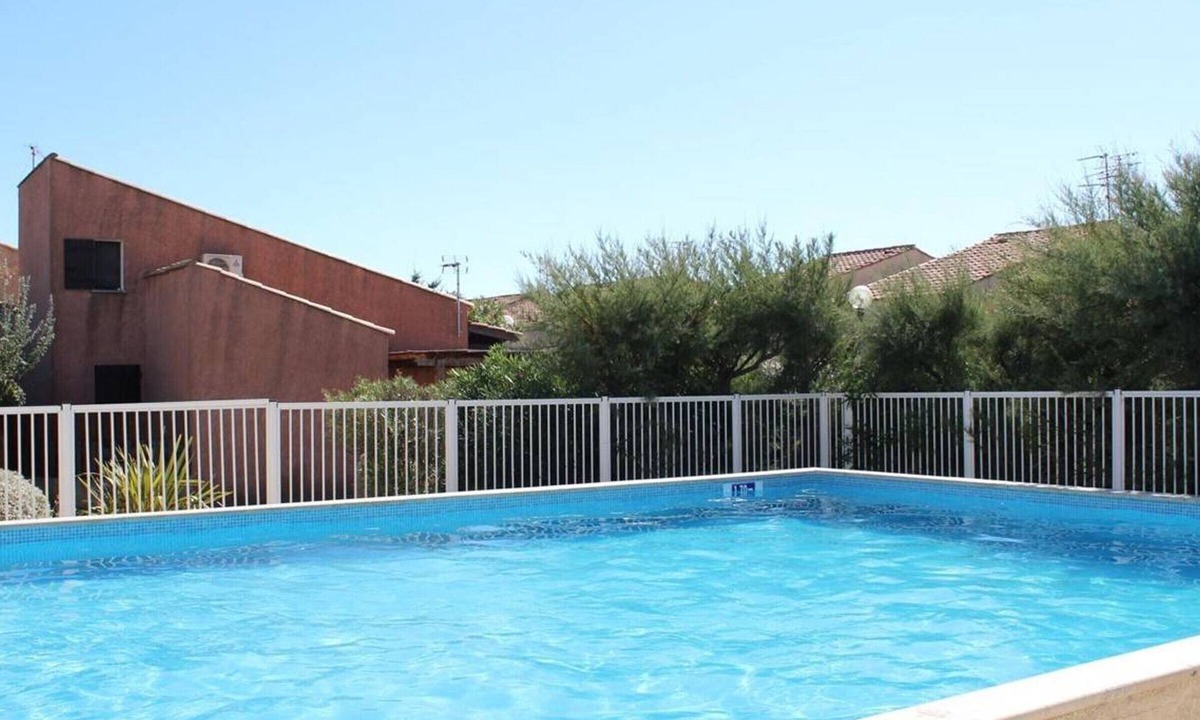 Gruissan House | Beachside Getaway with Pool - Sleeps 5, BBQ, Veranda, Parking - Gruissan