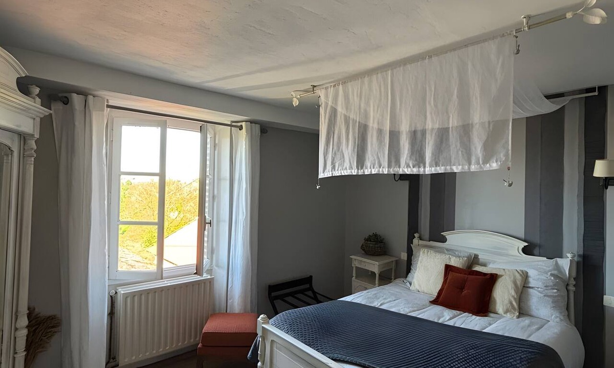 Folles Bed & Breakfast | Bed and Breakfast 'La Chambre Marcelle "La Parenthèse"' with Mountain View, Shared Garden and Wi-Fi