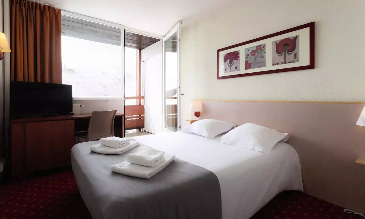 Les Menuires Hotel | Belambra Clubs Les Menuires - Snow And Heaven - Half board - 2 Rooms Essential 2 Adults and 3 Children with Balcony and View Impregnable Mountain