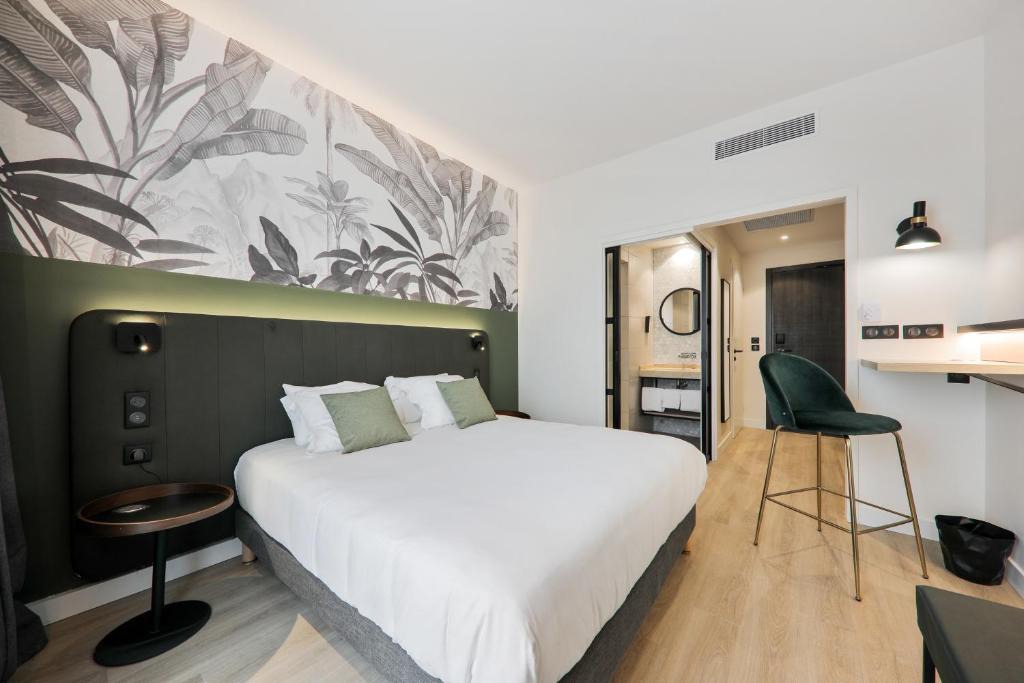 Porte Des Alpes - Mi Plaine - Manissieux Hotel | Campanile Smart Lyon Est - Eurexpo Bron Aviation