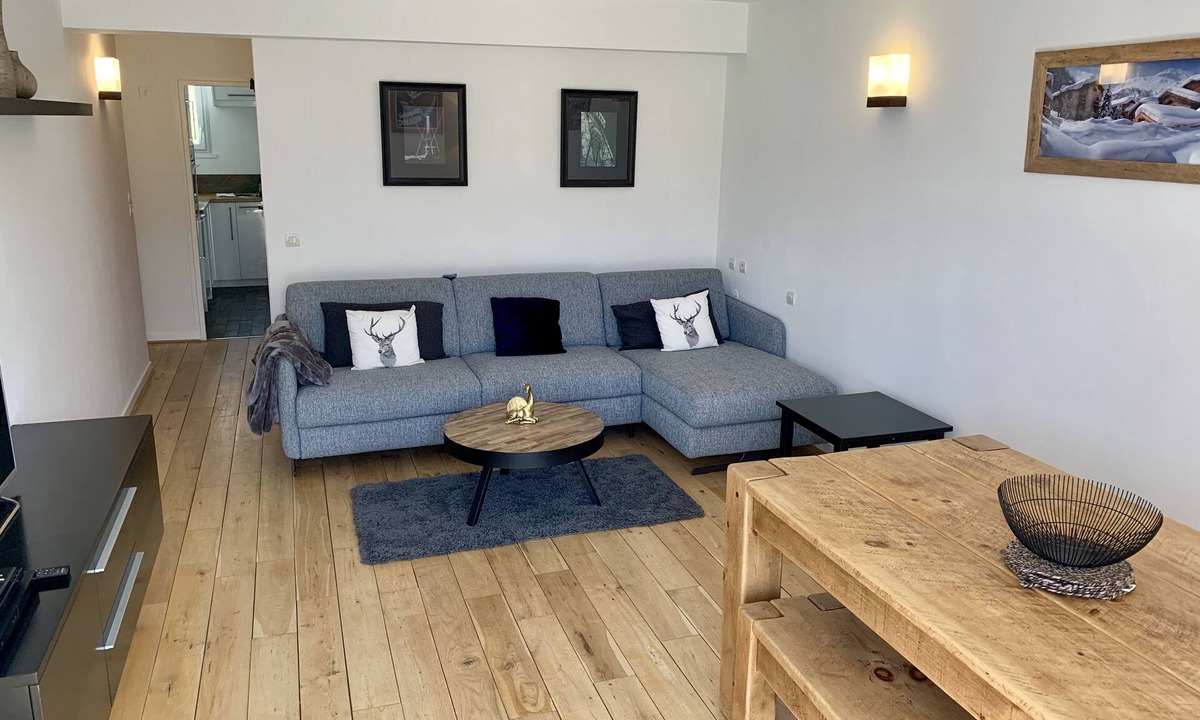 Tignes le Lac Apartment | Central 6 Person 47m2 Apartment. Amazing South Facing Balcony. 150m To Ski Lifts