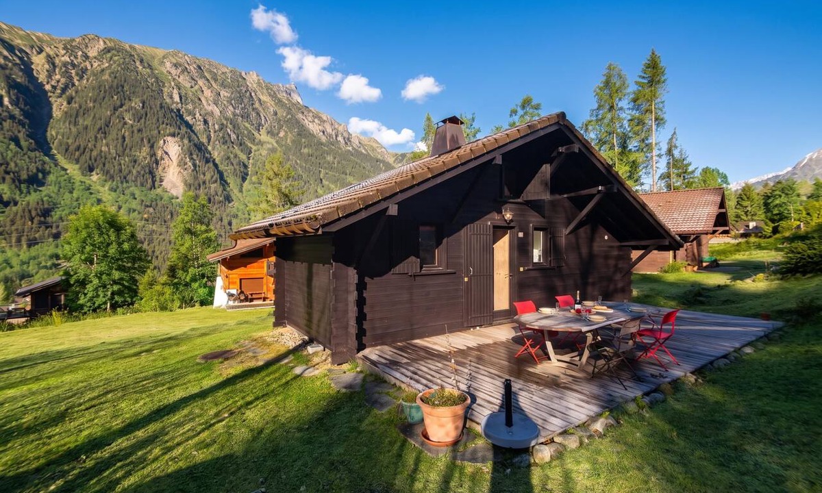 Les Bossons Ski Chalet | Chalet du Glacier Cosy Alpine style, Sleeps 4, Chamonix, France