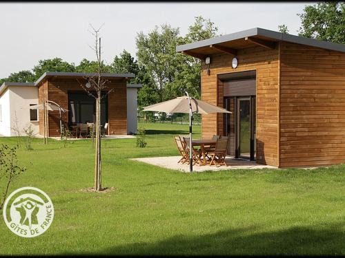 Veauchette House | Chalet en bord d'étang avec terrasse, animaux acceptés - FR-1-496-78