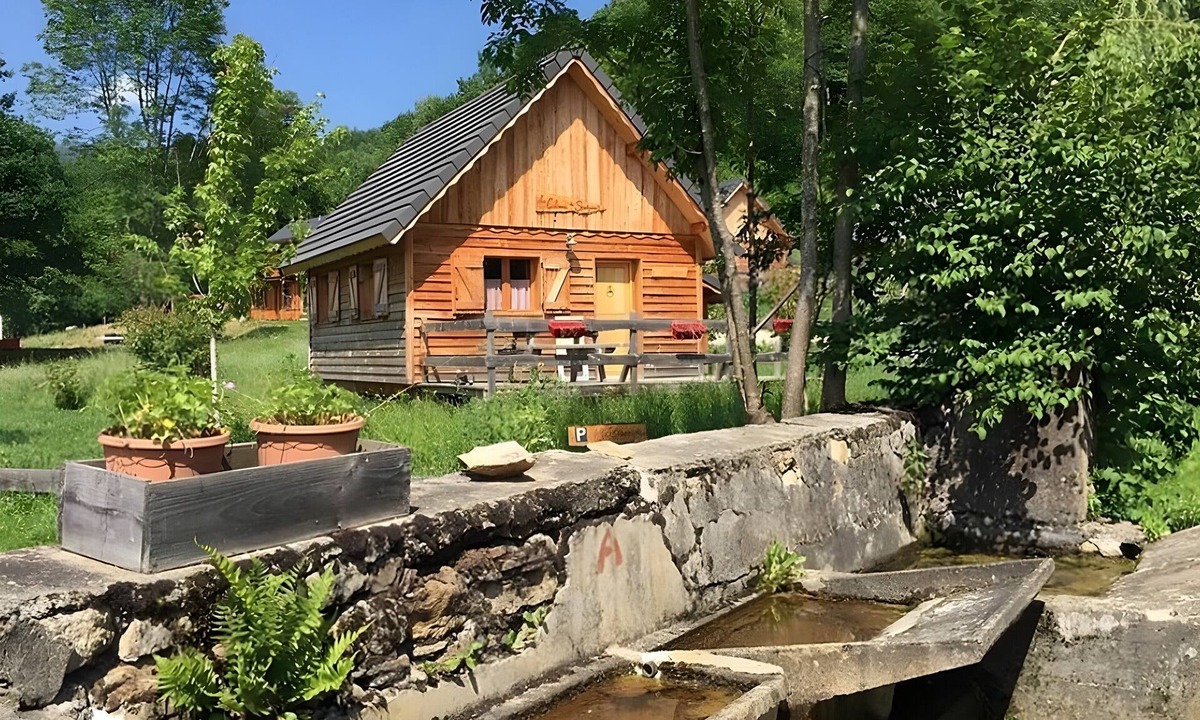 Massat Ski Chalet | Chalet “La Mésange – Peaceful” with Mountain View, Private Terrace and Wi-Fi