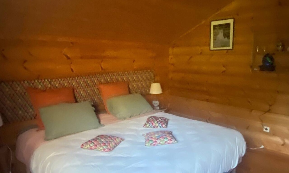 Saint-Remy-en-Rollat Bed & Breakfast | Chambre LUNA Guest Room near Vichy – Shared Pool, Wi-Fi, Air Conditioning