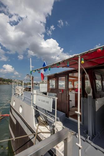 Lyon City Centre Boat Rental | Charmante cabine dans péniche avec terrasse privée et vue imprenable