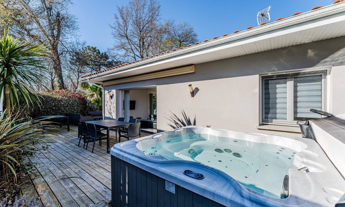Cazaux House | Comfortable Villa with Jacuzzi Between Lake and Ocean