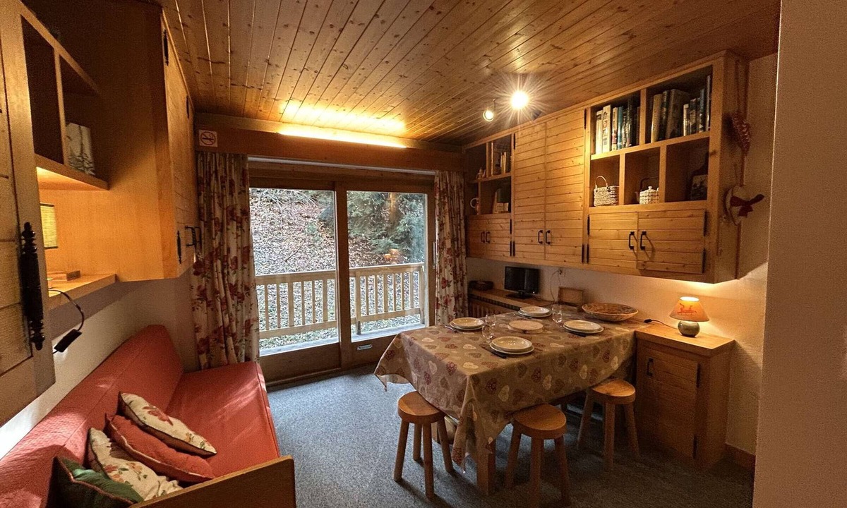 Meribel Apartment | Cozy Mountain Studio, Sleeps 4, Near Ski Lifts & Shops, Méribel