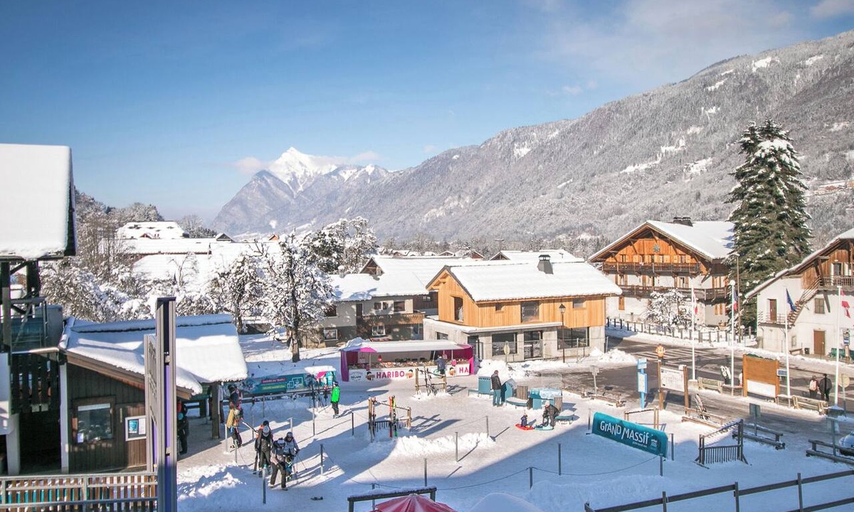 Morillon Apartment | Cozy Ski Loft steps to Gondola Biking Lake Family Friendly Sleeps up to 10
