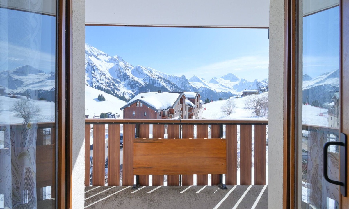 Manigod Apartment | Dialy Manigod Apartment – Stunning Aravis View, Balcony & Ski-in/Ski-out Access!