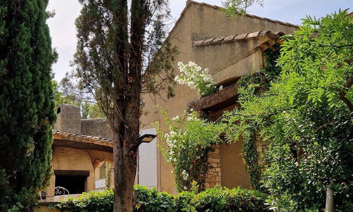 Saint-Martin-de-Crau House | Family home with a pool on the outskirts of the Alpilles