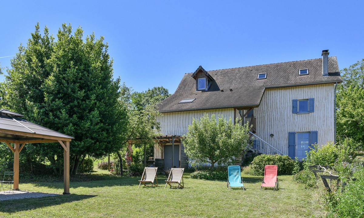 Les Avenieres House | Gîte Les Tulipes in Isère: Peaceful Retreat with Mountain Views