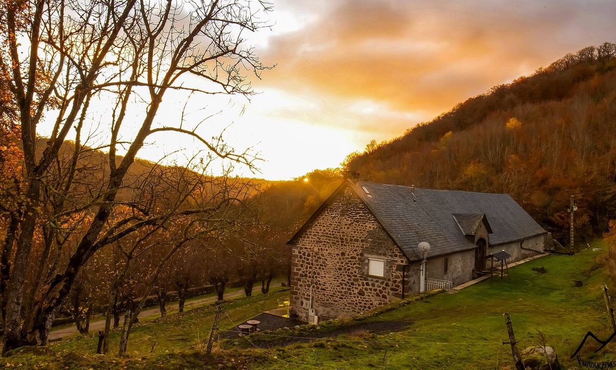Oradour House | Gite de Rochebrune, Évasion et Déconnexion au Cœur des Monts du Cantal