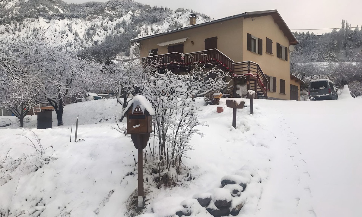 Saint-Pons Apartment | Grand Chalet Jourdan 110 m² Apartment with Mountain View, Private Terrace & Wi-Fi