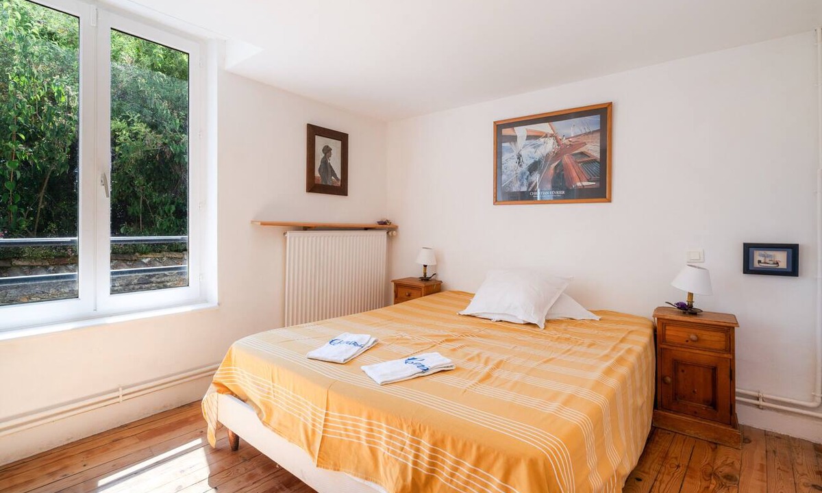 3rd Arrondissement Bed & Breakfast | Guest Room "Le Camélia" with Shared Pool and Wi-Fi