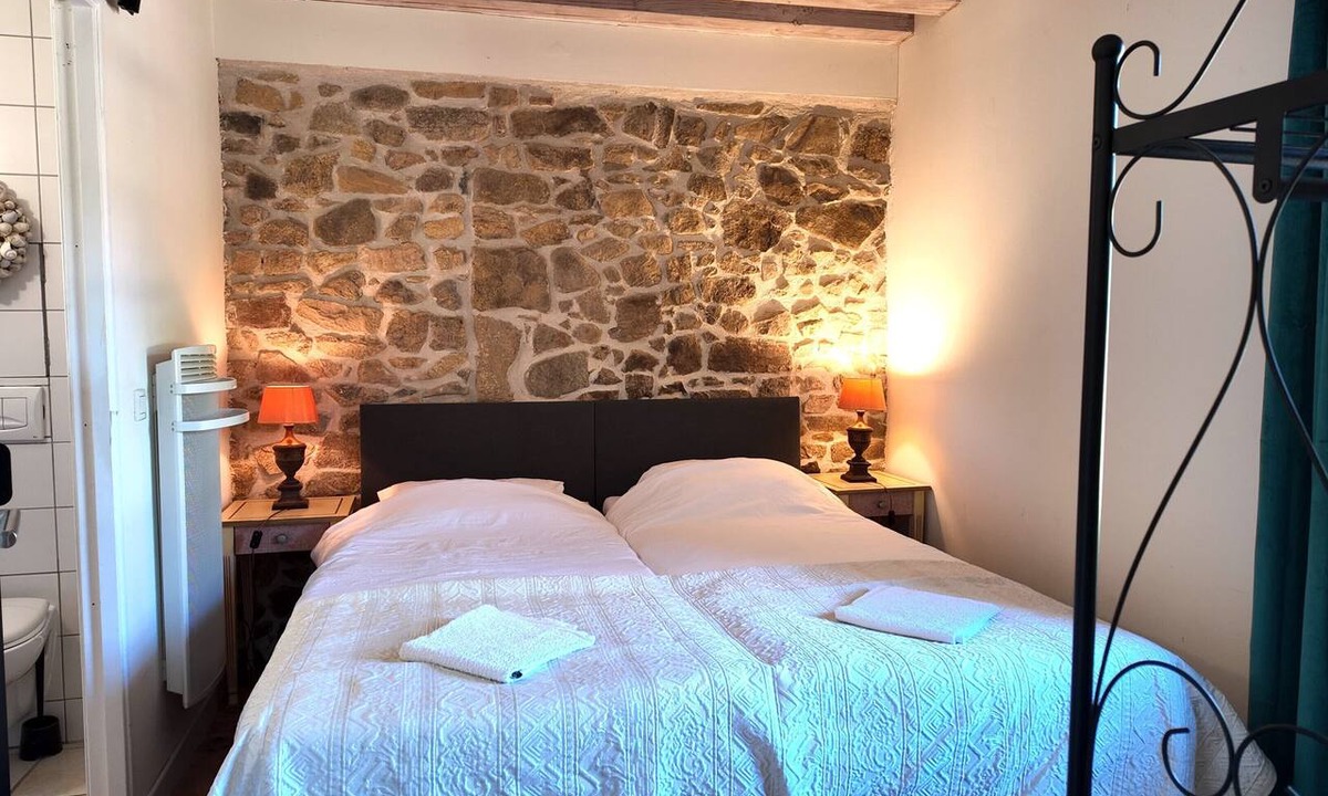 Roussines House | Holiday Home 'Domaine De Bellac - Le Calèche' with Shared Pool, Private Terrace & Wi-Fi