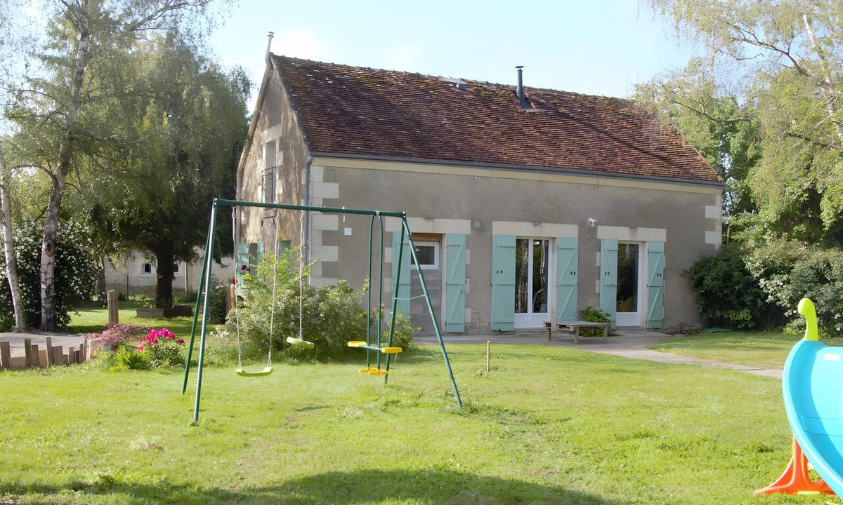 Couddes House | Holiday Home 'Gite Hirond'ailes D'ange' with Private Terrace and Shared Garden