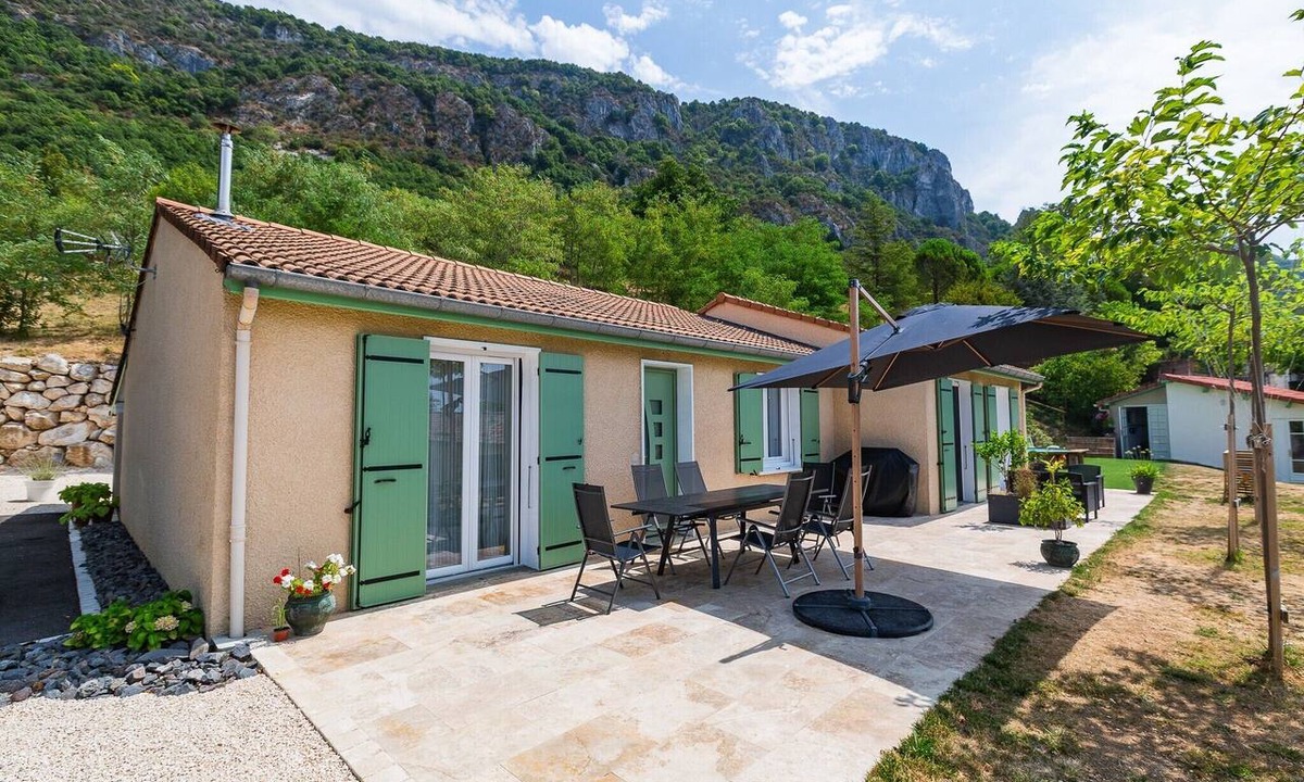 Beauregard-Baret House | Holiday Home 'Le Beauregard - Piscine' with Mountain View, Wi-Fi and Air Conditioning