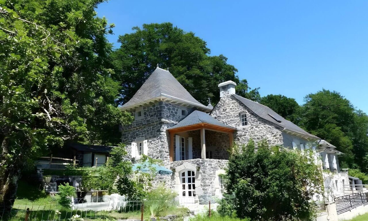 Laguiole House | Holiday Home 'La Villa Des Papillons' with Mountain View, Private Terrace and Wi-Fi