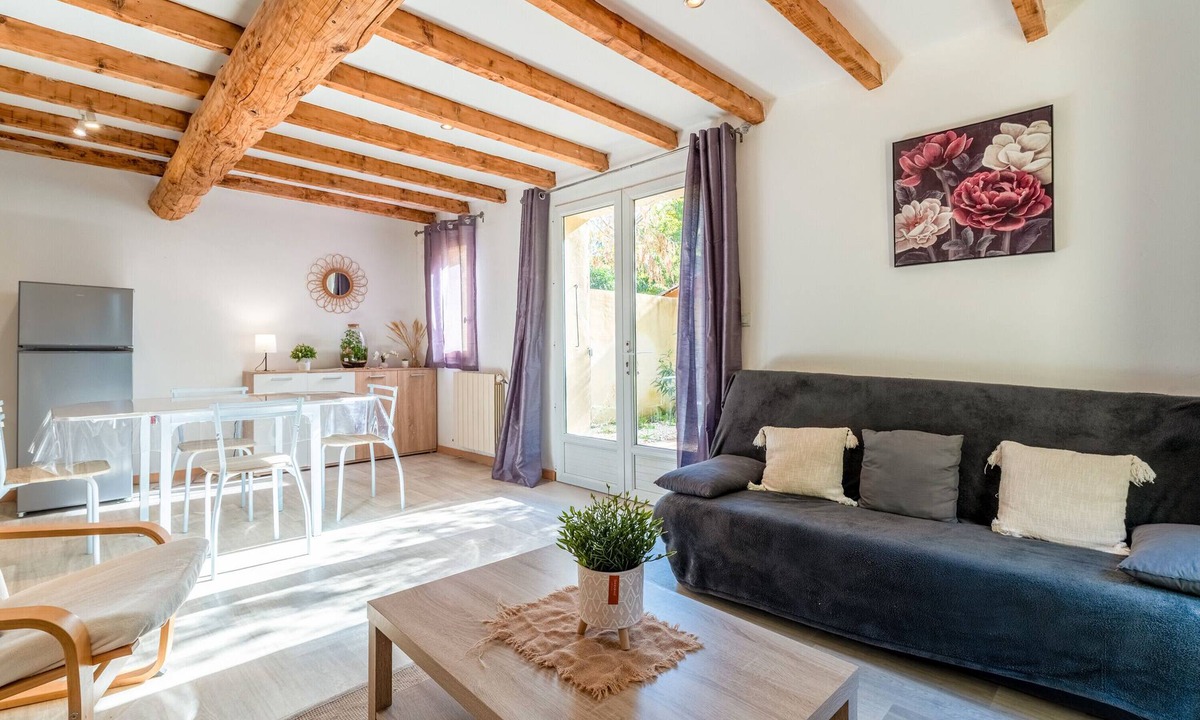 Le Thor House | Holiday Home 'Maisonnette' with Private Terrace, Garden and Wi-Fi