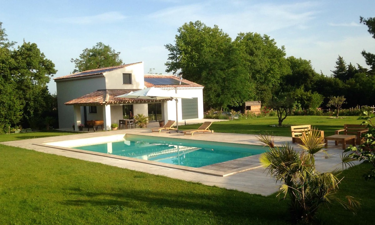 Eyragues Villa | Homerez - Villa for 10 ppl. with swimming-pool, garden and terrace at Eyragues
