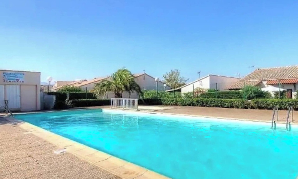 Saint-Cyprien Plage Ski Chalet | House in residence with swimming pool 3 bedrooms in St Cyprien