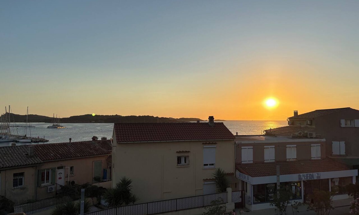 Le Brusc House | House with a view, located 3 minutes from the beaches and the town center, with parking