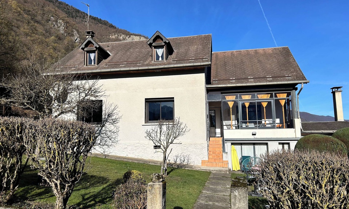 Antignac House | House with large, quiet garden and beautiful mountain views