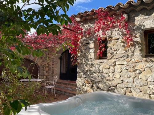 Saint-Hippolyte-du-Fort Bed & Breakfast | L'Amourier en Cévennes, suites romantiques avec Jacuzzi privatif ou baignoire ronde Terrazzo