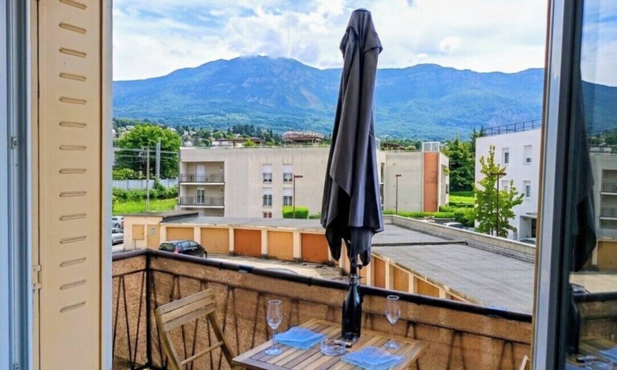 Aix-les-Bains Apartment | L'Escale d'Aix: Parking and Balcony